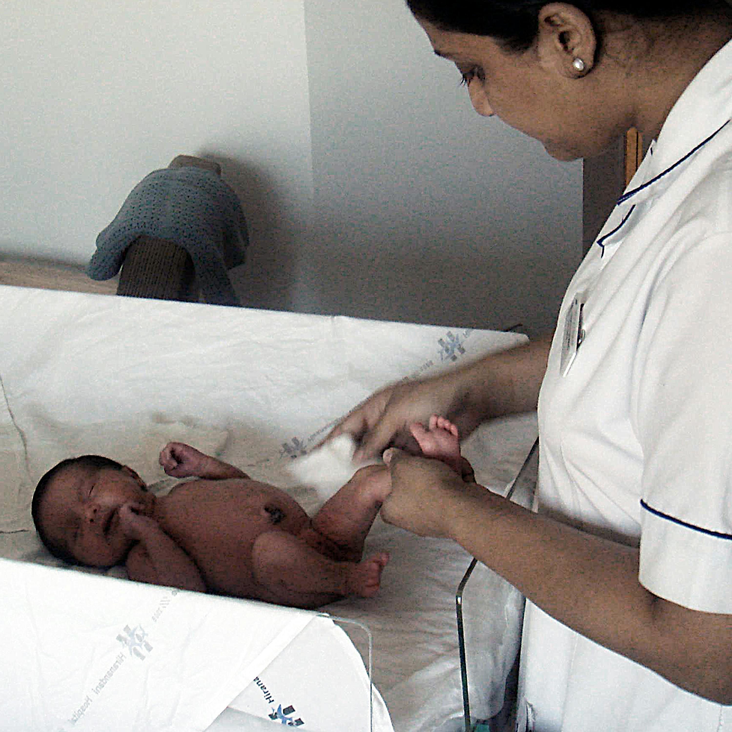 Pigen med de tre mødre. Pigen med de tre mødre.