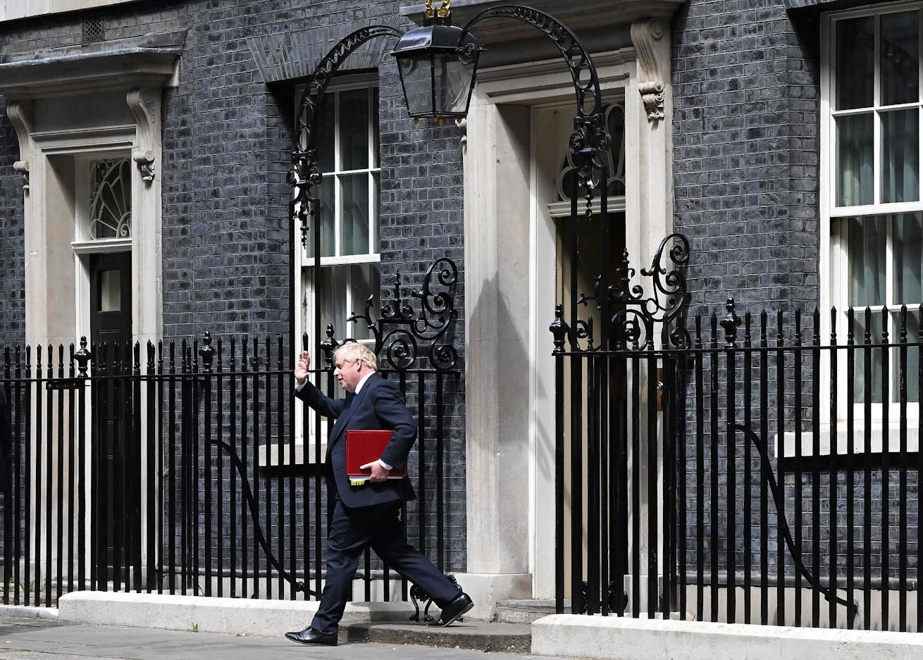Morgenoverblikket: Boris Johnson mister flere ministre, holder på sin ret til taburetten