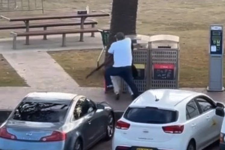 Ahmed satte livet på spil, da han vristede riflen fra gerningsmanden. Ville du gøre som ham?