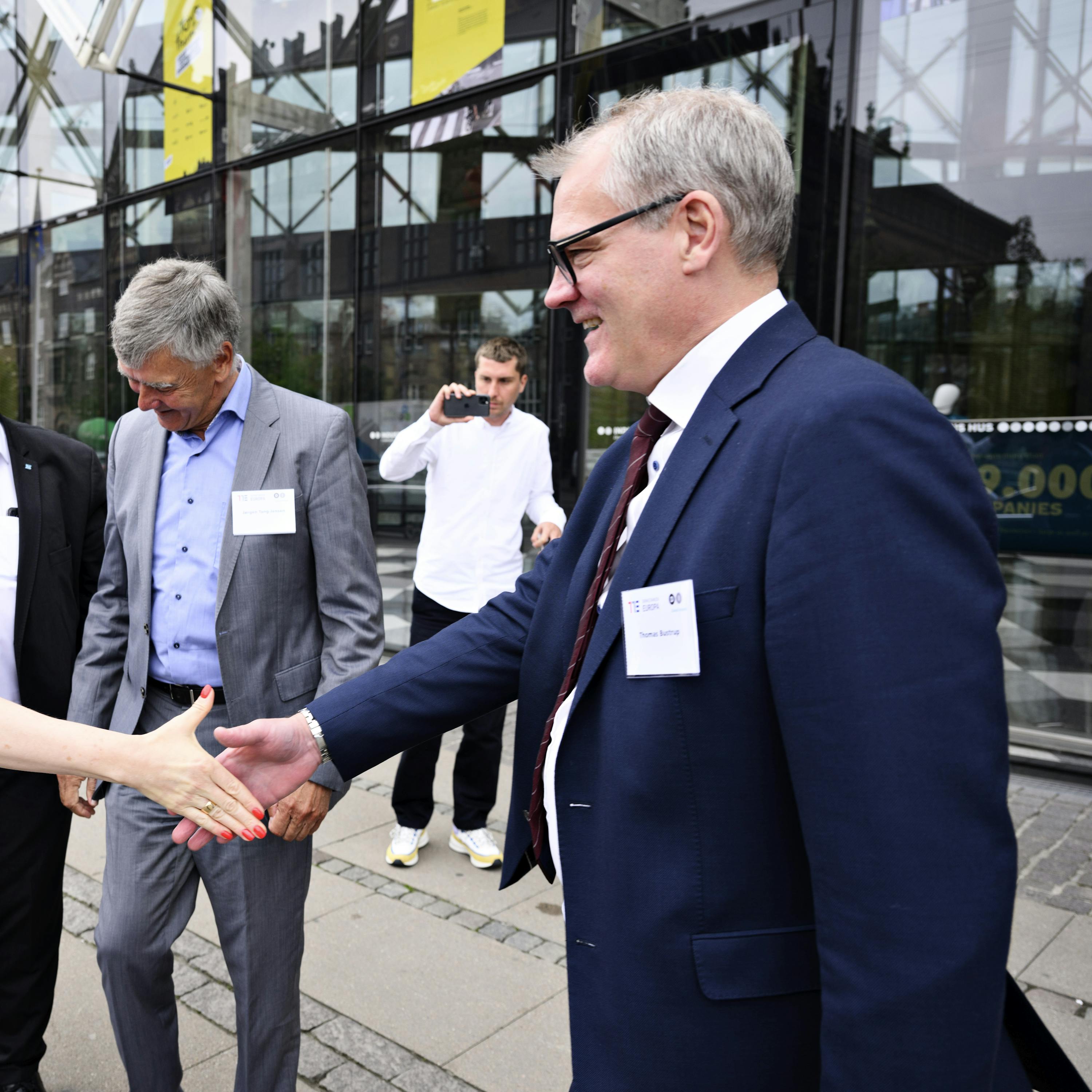 Dansk Industri fyrer vicedirektør efter spritkørsel, og Netflix-opkøb har taget en vild drejning Dansk Industri fyrer vicedirektør efter spritkørsel, og Netflix-opkøb har taget en vild drejning