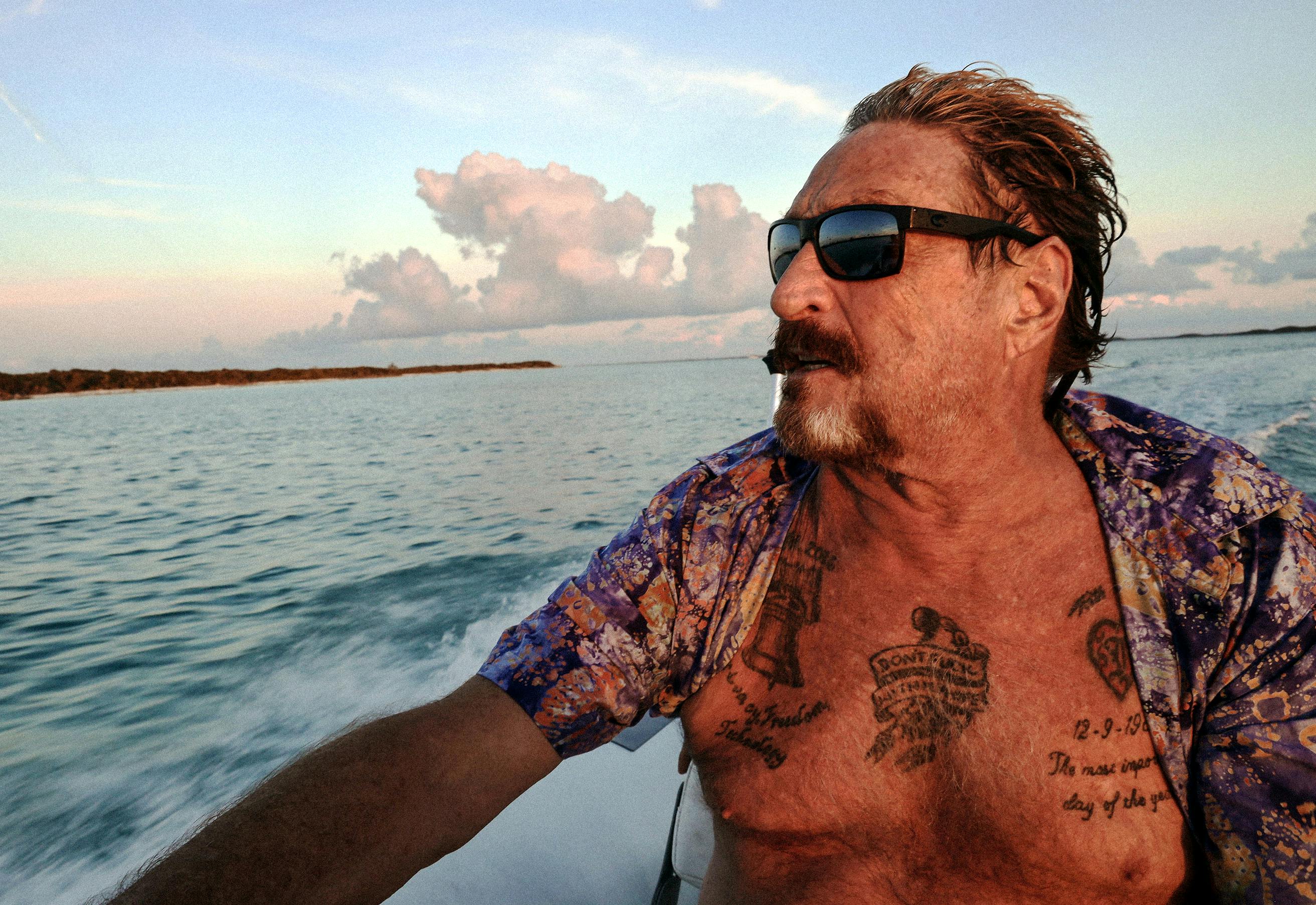 John McAfee var kongen af hemmeligheder og mystik. I sin død efterlod han  en sidste gåde